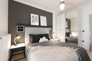een slaapkamer met een groot bed en een spiegel bij #FLH - Traveller`s Nest in Thessaloniki