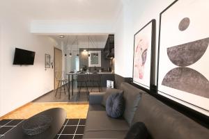 salon z kanapą i kuchnią w obiekcie Traveller`s Nest #FeelsLikeHome w Salonikach