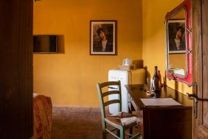 uma cozinha com um frigorífico e uma mesa com uma cadeira em La Rimbecca Greve in Chianti em Greve in Chianti