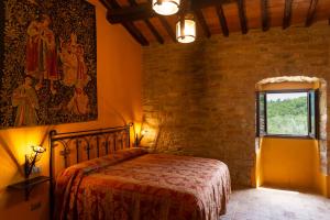 um quarto com uma cama e um quadro na parede em La Rimbecca Greve in Chianti em Greve in Chianti