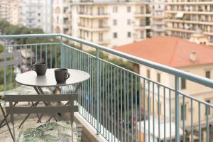 dwie filiżanki kawy na stole na balkonie w obiekcie Traveller`s Nest #FeelsLikeHome w Salonikach