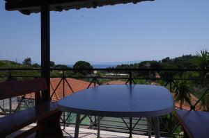 una mesa azul en un balcón con vistas en Esperos Hotel en Troulos