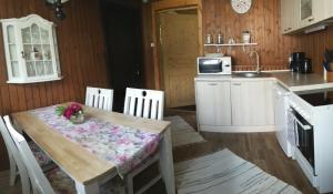 cocina con mesa y sillas en Savi Accommodation, en Valgeranna