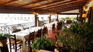 Reštaurácia alebo iné gastronomické zariadenie v ubytovaní Albergo Giovanni Da Verrazzano