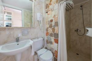 A bathroom at Filoxenia Apartments