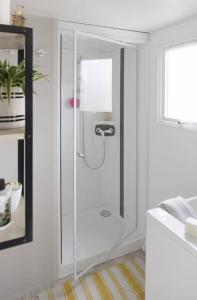 um chuveiro com uma porta de vidro na casa de banho em Tornade em Dirbach