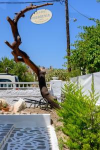 A garden outside Filoxenia Apartments