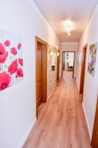巴特德里堡的住宿－Haus Eyers，墙上有红色鲜花的房子里的一个走廊