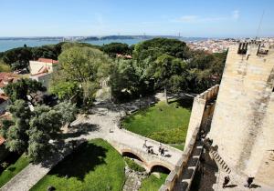 リスボンにあるSolar do Castelo - Lisbon Heritage Collection - Alfamaの城上からドゥブロヴニク市街の空中を望む