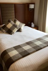 Postel nebo postele na pokoji v ubytování Mackays Hotel