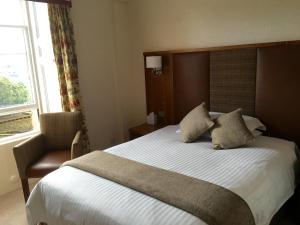Postel nebo postele na pokoji v ubytování Mackays Hotel