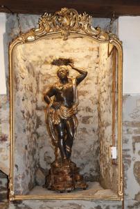 Una statua di bronzo di una donna su un muro di Juliet's nest in Verona a Verona