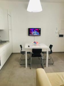 Televízia a/alebo spoločenská miestnosť v ubytovaní Mare a KmZERO