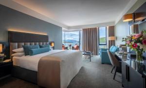Postel nebo postele na pokoji v ubytování Dingle Skellig Hotel + 37 fotografií