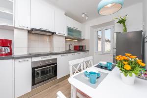 Kuchyň nebo kuchyňský kout v ubytování Apartments Simović