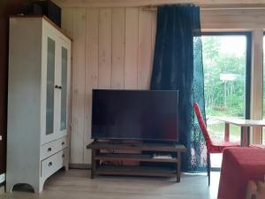 TV a/nebo společenská místnost v ubytování Parila Holiday House with Sauna