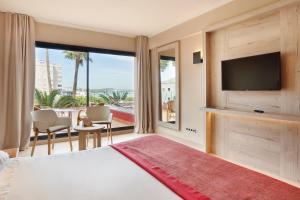 Cette chambre comprend un grand lit et une télévision. dans l'établissement Bonanza Park Hotel by Olivia Hotels Collection, à Illetas
