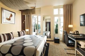 巴黎的住宿－樂M酒店，一间卧室配有一张床和一张书桌