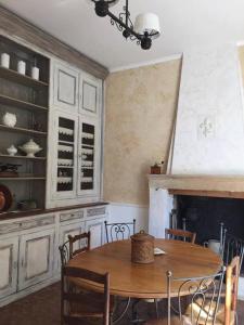 comedor con mesa de madera y sillas en Manoir le Mingreaud Chambres d'hôtes, en Sainte-Gemme-la-Plaine