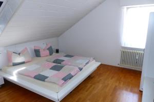 Tempat tidur dalam kamar di Apartment with a view - Daheim am Wasserturm