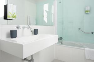 Un baño de Casas do Teatro