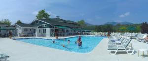 Bazén v ubytování Stoweflake Mountain Resort & Spa nebo v jeho okolí