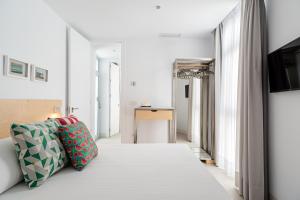 Apartamentos y estudios céntricos Conil Home Suite tesisinde bir odada yatak veya yataklar