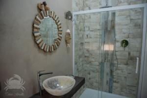 La salle de bains est pourvue d'un lavabo et d'une douche. dans l'établissement Casa Amati - Sea house apartments, à San Vincenzo