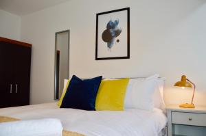 Gallery image of Sleeps 5 with 2 bedrooms and sofabed, perfect for work or leisure, stylish spacious city centre apartment, book our Queen Suite, today! in Sheffield