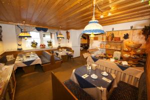una vista dall'alto di un ristorante con tavoli e sedie di Pension Ahorn a Saalbach Hinterglemm
