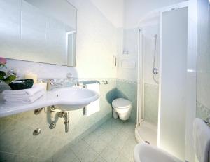 Koupelna v ubytování Hotel Olympia + 37 fotografií