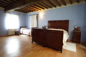 Un dormitorio con una cama grande y una ventana en Agriturismo Aggazzotti, en Colombaro