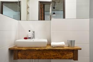 een badkamer met een wastafel en een spiegel bij Apartament - Stara Ochota in Warschau