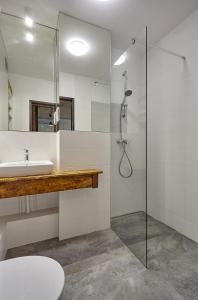 een badkamer met een wastafel en een glazen douche bij Apartament - Stara Ochota in Warschau