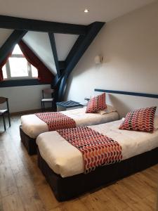 サン・シェリー・ダプシェにあるHôtel Pédagogique Coeur d'Apcherのベッド2台が備わる部屋