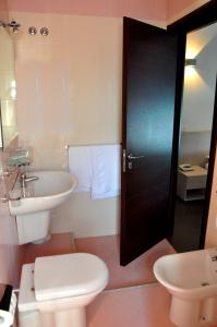 Koupelna v ubytování Albergo Riviera Spineta