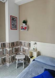 sypialnia z łóżkiem i półką z książkami w obiekcie B&B Sweet Home Two Steps From The Ruins... w mieście Pompeje