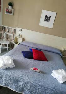 Una cama con dos almohadas encima. en B&B Sweet Home Two Steps From The Ruins... en Pompeya