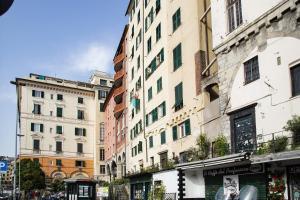 une rue avec de grands bâtiments dans une ville dans l'établissement Casa Rosa al Molo by Wonderful Italy, à Gênes