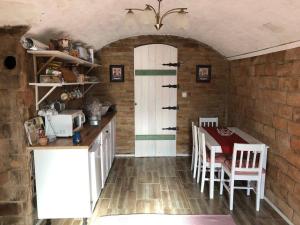 A kitchen or kitchenette at Kakukkfu Barlang-Vendeghaz