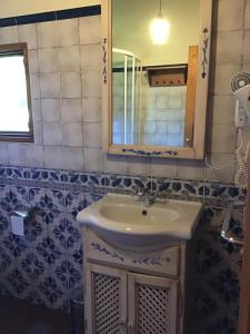 ein Bad mit einem Waschbecken und einem Spiegel in der Unterkunft Camangu-Estudio in Ribadesella
