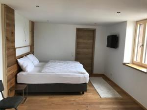 a bedroom with a bed and a television in it at Kallido in Hermeskeil
