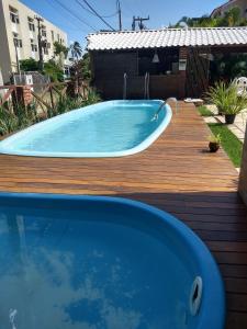 una gran piscina en una terraza de madera en Pousada Costa Tropical, en Tamandaré