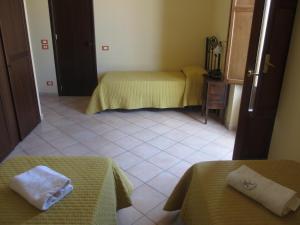 A bed or beds in a room at Hotel Columbia
