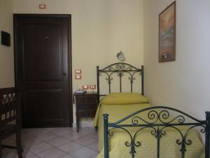 A bed or beds in a room at Hotel Columbia