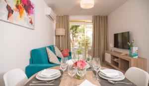 Televízia a/alebo spoločenská miestnosť v ubytovaní Ona Suites Salou