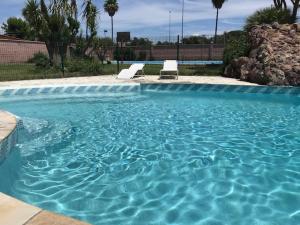 Swimming pool sa o malapit sa Casa independiente con piscina y pista deportiva privadas