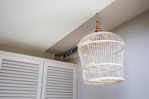 une cage pour oiseaux blancs suspendue au plafond dans l'établissement Residenza Belmare, à Marina di Carrara