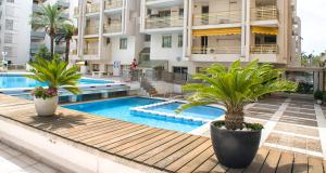 Bazén v ubytovaní Ona Suites Salou alebo v jeho blízkosti