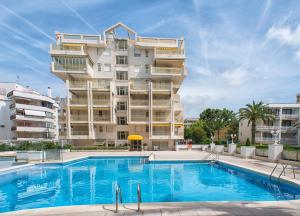 Bazén v ubytovaní Ona Suites Salou alebo v jeho blízkosti